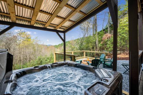 Golden Getaway - Pet friendly Mountain Views in Mineral Bluff, USA