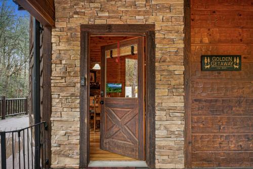 Golden Getaway - Pet friendly Mountain Views in Mineral Bluff, USA