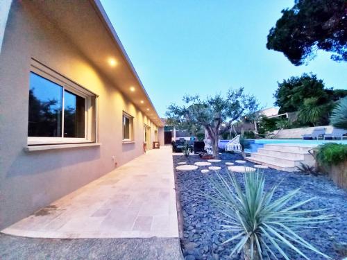 Jardin, Elegante Villa-Piscine-Pétanque-Tout confort (Elegante Villa-Piscine-Petanque-Tout confort) in Saint Raphaël