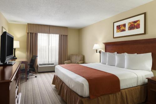 Country Inn & Suites by Radisson, Baltimore North, MD Room Type - One-Bedroom King Suite