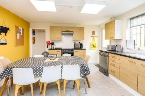 Carlton Villa - Gorgeous detached home with parking, Liverpool (photo 3)