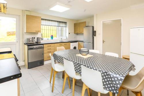Carlton Villa - Gorgeous detached home with parking, Liverpool (photo 4)