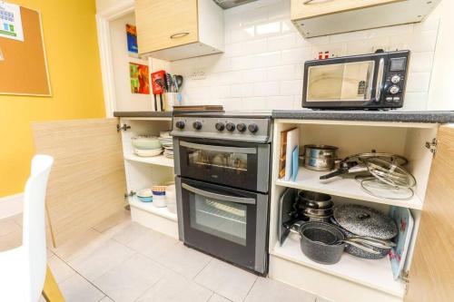 Carlton Villa - Gorgeous detached home with parking, Liverpool (photo 5)
