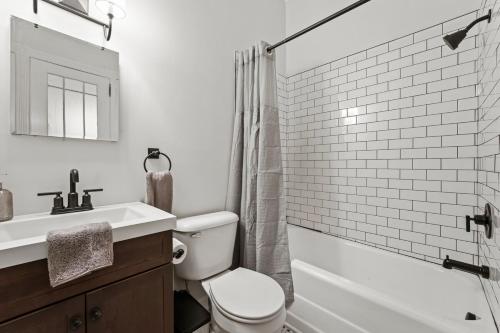 Racetrack Getaway by Saratoga Stays in Saratoga Springs, USA