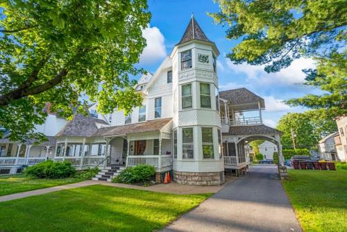 The Emerald by Saratoga Stays in Saratoga Springs, USA