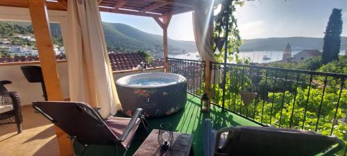 Panoramic view with jacuzzi, Vis (photo 7)