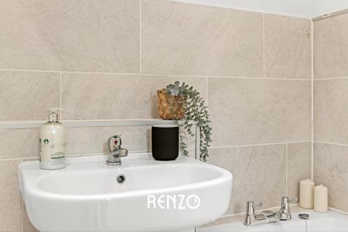 Inviting 1-bed Apartment in Newark on-Trent by Renzo, Free Parking and Wi-Fi! Inviting 1-bed Apartment in Newark on-Trent by Renzo, Free Parking and Wi-Fi!
