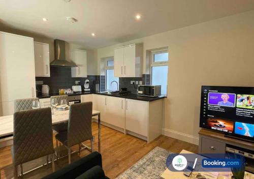 Facilities, Modern 1 bedroom flat with free parking in Woking