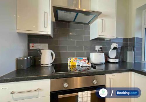 Modern 1 bedroom flat with free parking in Woking
