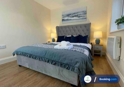 Modern 1 bedroom flat with free parking in Woking