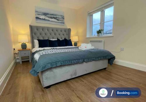 Modern 1 bedroom flat with free parking in Woking