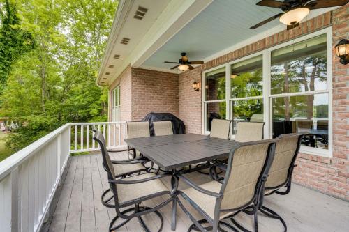 Beautiful Lake Sinclair Retreat with Dock and Deck! in Milledgeville, USA