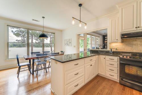 Beautiful Lake Sinclair Retreat with Dock and Deck! in มิลเลจวิลล์ (GA)