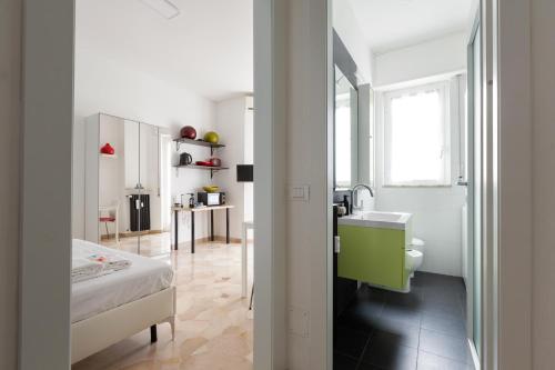 GuestHost - Lorenteggio-Piazza Frattini Balcony Apartment 2