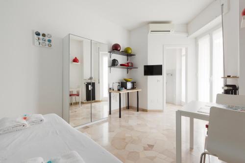 GuestHost - Lorenteggio-Piazza Frattini Balcony Apartment 4