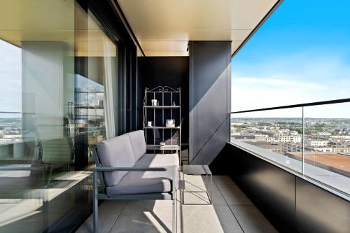 Luxurious City Retreat Balcony & Pool Access - image 3