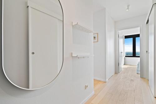 Luxurious City Retreat Balcony & Pool Access - image 4