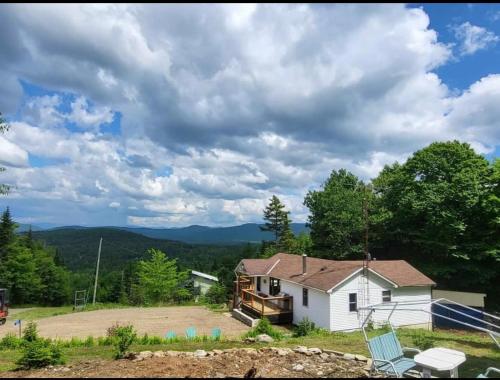 Cozy Chalet with Breathtaking Mountain View in Notrdama Debuā (QC)