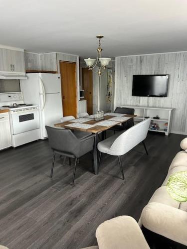 Cozy Chalet with Breathtaking Mountain View in Notrdama Debuā (QC)