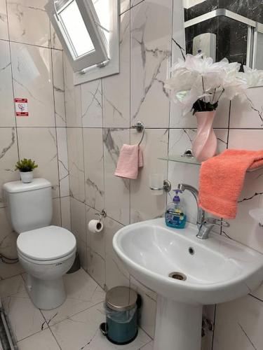 New renovated 1 BEDROOM FLAT North NİCOSİA 5A - image 2