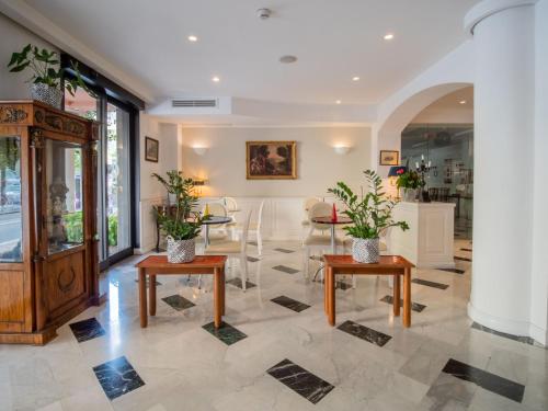 Hotel Central - image 8