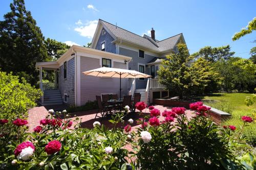 Chic Home Short Drive to Gray's Beach in ยาร์เมาท์ พอร์ต (MA)
