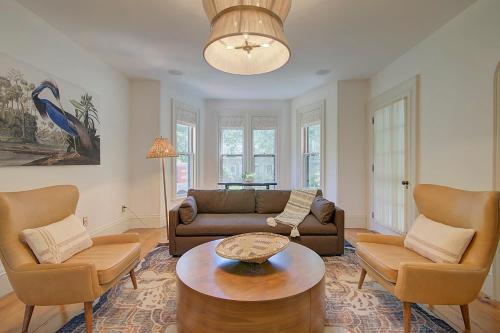 Chic Home Short Drive to Gray's Beach in ยาร์เมาท์ พอร์ต (MA)