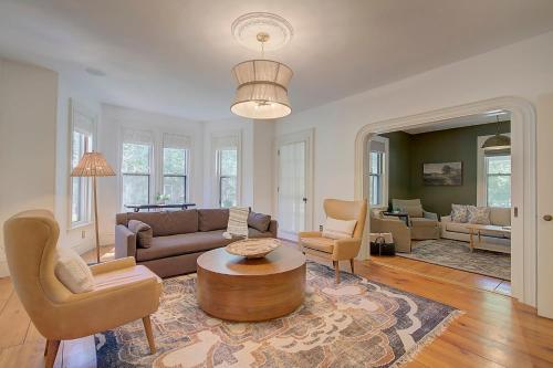 Chic Home Short Drive to Gray's Beach in ยาร์เมาท์ พอร์ต (MA)