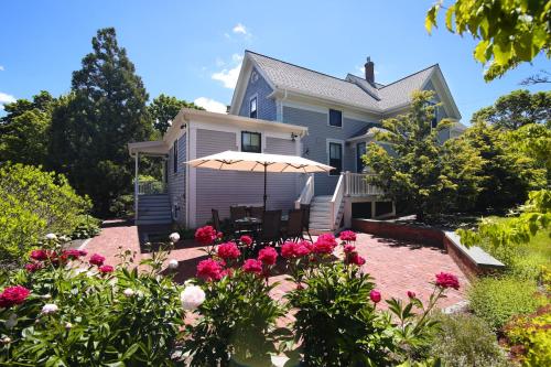 Chic Home Short Drive to Gray's Beach in ยาร์เมาท์ พอร์ต (MA)