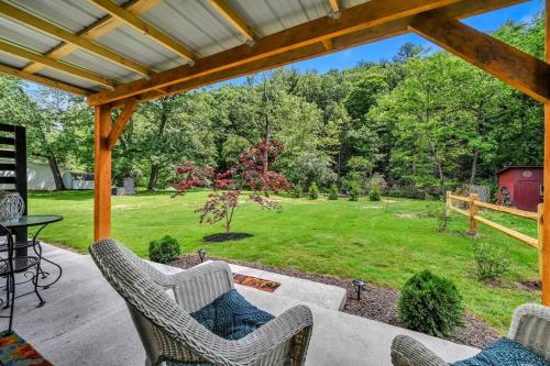 . Cozy Small Studio Retreat by the River