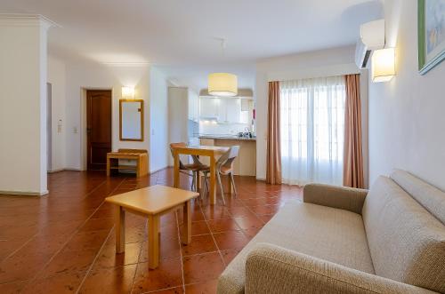 Studio Apartment with Balcony image 4