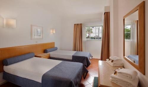 Three-Bedroom Apartment with Balcony image 2