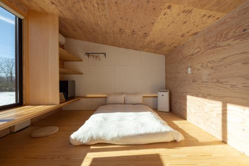 森deワーケなすっぽ 木の温もりとホテルライクな佇まい 森のバレルサウナ