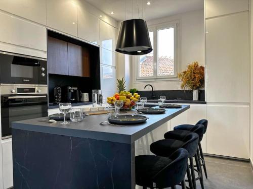 Chic Renovated 2 Bedroom entire apartment or only Private Rooms in Liberation in Nice with Garage on demand, AC, Wi-Fi and Tram Access, Nice