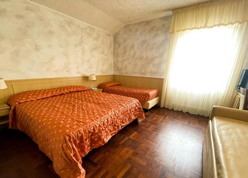 1 queen bed, 1 twin bed