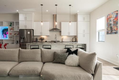 Banksy-Inspired Urban Home in Bishop Arts in Dallas, USA