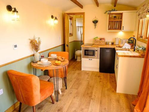 Lintmill Lodges - Heather Shepherds Hut in Sorn