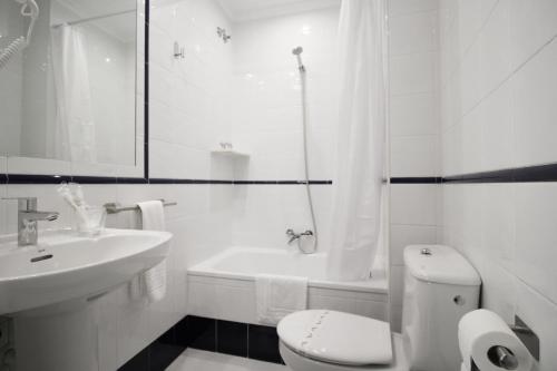 Bathroom, Hosteria de Adarzo auto check in Santander