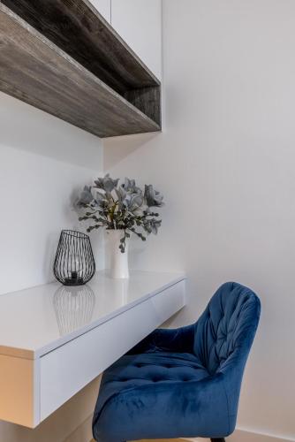 Amigo 2-Bedroom Luxury Suite - Balcony & Seaview - Tap to explore photos