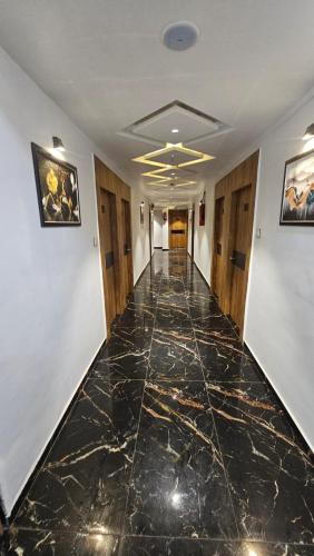 Előcsarnok, Hotel SERENE STAY in Surat