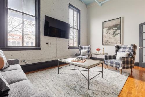 The Loft 23/ Stay on Main St in Anderson, USA