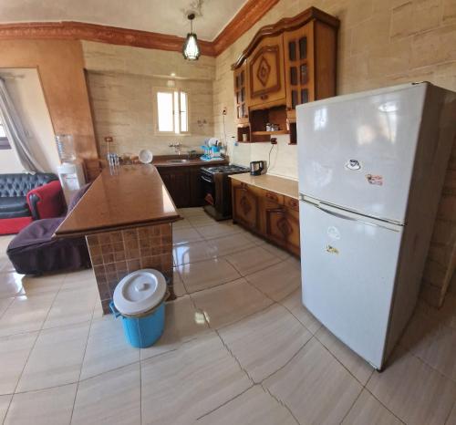 شاليه فندق بالساحل الشمالى مكيف بالكامل بحرى يرى البحر وله شاطى رملى خاص بقرية اللوتس