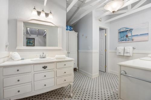 A Reel Beauty - 2 Blocks to Beach! Pool Spa Putting Green by Anna Maria Life Vacation Rentals - image 2