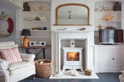 Mariner's Cottage - on Kingsdown beach - Tap to explore photos