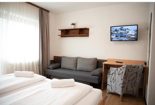 1 queen bed, 1 sofa bed
