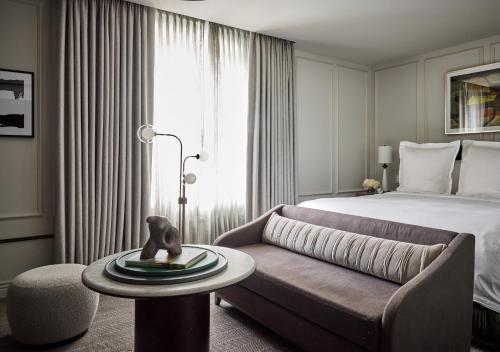 Deluxe King Room image 3