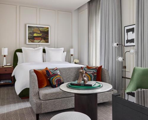 Deluxe King Room image 2
