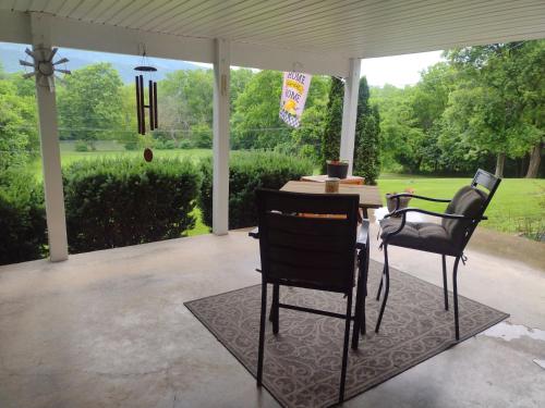 Riverside Serenity- A Picturesque Retreat cottage in Shenandoah, USA