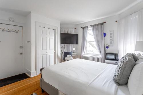 The Fred Deluxe 7 BR by I95 Train HarborVw Beach The Fred Deluxe 7 BR by I95 Train HarborVw Beach