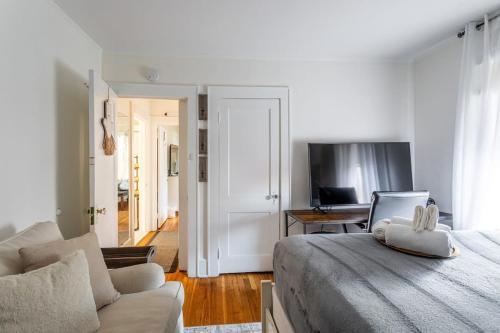 The Fred Deluxe 7 BR by I95 Train HarborVw Beach The Fred Deluxe 7 BR by I95 Train HarborVw Beach